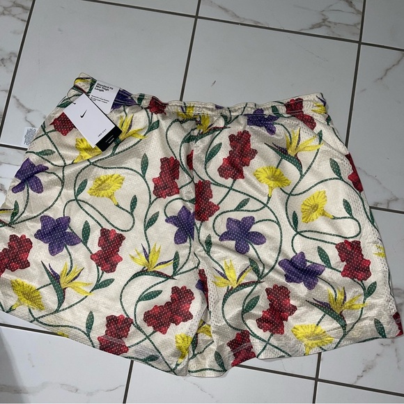 NIKE GIANNIS Reverse-able ISSUE BASKETBALL SHORTS in PALE IVORY/MALACHITE - Picture 6 of 15